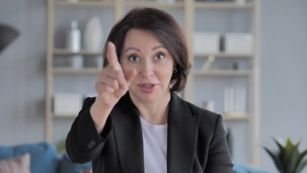 Portrait Vieille Femme Affaires Pointant Vers Caméra — Video