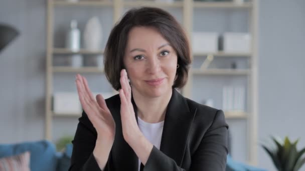 Portret Van Mooie Oude Zakenvrouw Klappen Applaudisseren — Stockvideo