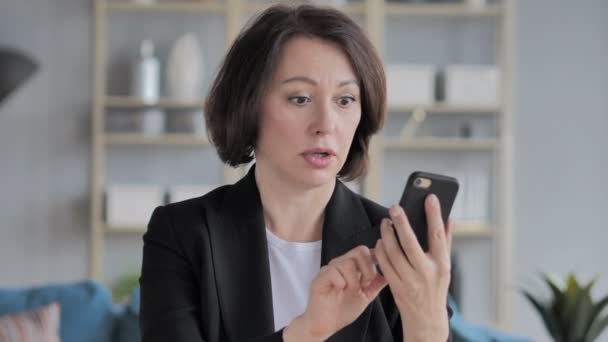 Velha Mulher Negócios Choque Usar Smartphone — Vídeo de Stock