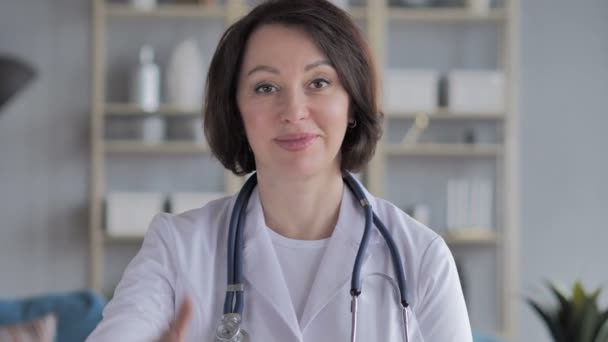 Portrait Vieille Dame Docteur Gesturing Thumbs — Video