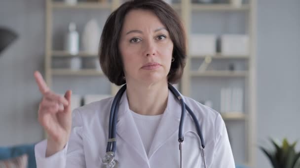 Retrato Vieja Doctora Agitando Dedo Para Negarse — Vídeos de Stock