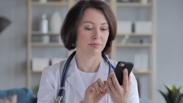 Velha Senhora Doutor Navegando Smartphone — Vídeo de Stock