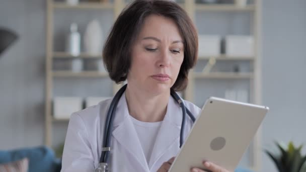 Vecchio Medico Anziano Utilizzando Tablet Navigare Internet — Video Stock