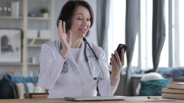 Chat Vídeo Línea Por Old Lady Doctor Través Smartphone — Vídeos de Stock