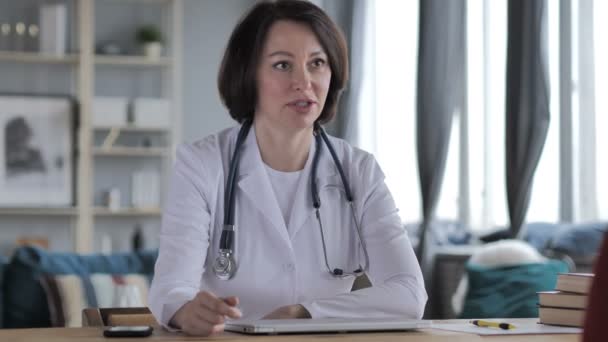 Velha Senhora Médica Conversando Com Paciente Clínica — Vídeo de Stock