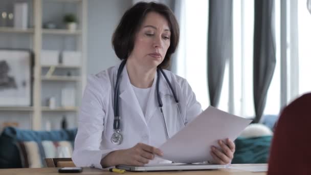 Vieille Dame Médecin Donnant Rapport Médical Patient Dans Clinique — Video