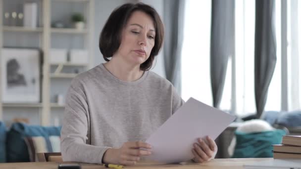 Gamla Senior Kvinna Läsa Dokument Pappersarbete — Stockvideo