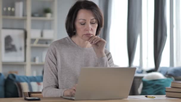 Nachdenkliche Alte Seniorin Denkt Und Arbeitet Laptop — Stockvideo