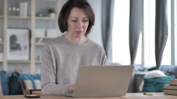 Wstrząśnięty Oszołomiony Stara Kobieta Senior Zastanawiać Pracy Laptopie — Wideo stockowe