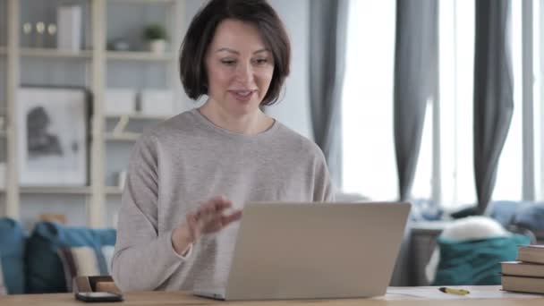 Online Videochat Auf Laptop Bei Der Arbeit Von Seniorin — Stockvideo