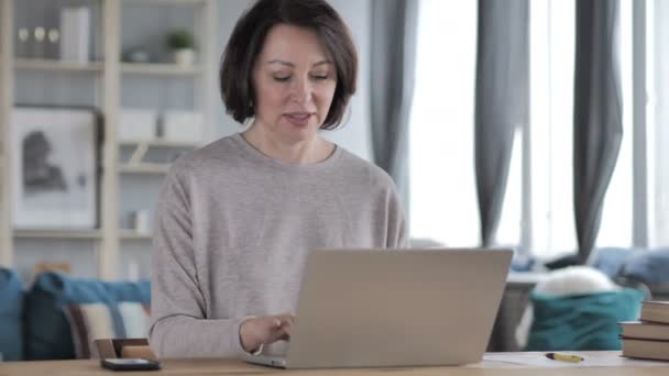 Opgewonden Oude Senior Vrouw Vieren Van Succes Die Laptop Werkt — Stockvideo