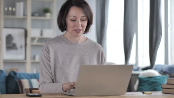 Donna Anziana Eccitata Che Celebra Successo Lavorando Sul Computer Portatile — Video Stock