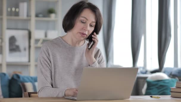 Oude Senior Vrouw Werk Telefoon Praten Onderhandelen — Stockvideo