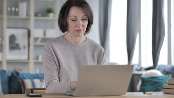 Alte Seniorin Mit Nackenschmerzen Arbeitet Laptop — Stockvideo