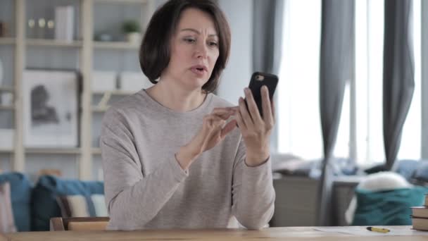 Hablando Mujer Mayor Video Chat Línea Smartphone — Vídeos de Stock