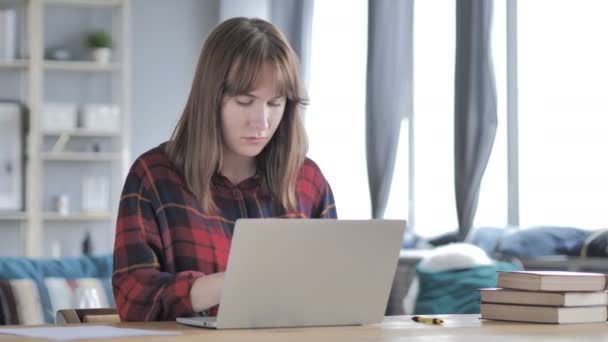 Lässiges Junges Mädchen Arbeitet Laptop — Stockvideo