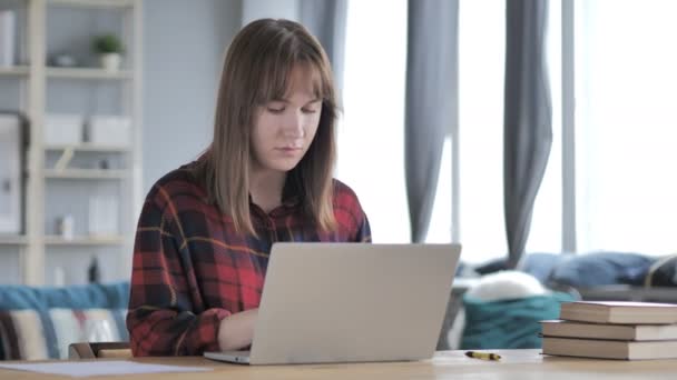 生病的休闲年轻女孩咳嗽和工作的笔记本电脑 — 图库视频影像
