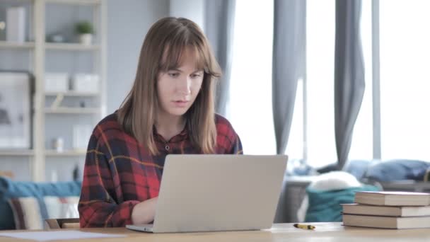 Pensivo Casual Jovem Pensando Trabalhando Laptop — Vídeo de Stock