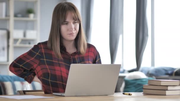 Casual Ung Flicka Med Ryggsmärtor Som Arbetar Bärbar Dator — Stockvideo