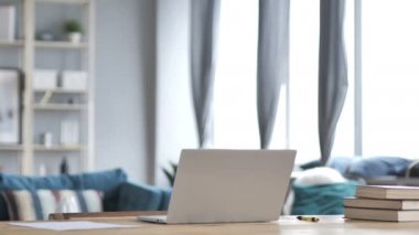 İş için dizüstü bilgisayarda gelen casual genç kız