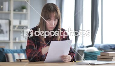 Başarısızlık için belgeler, kaybı okuduktan sonra tepki casual genç kız