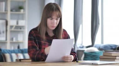 Sonra okuma sözleşme belgelerinin, evrak tezahürat casual genç kız