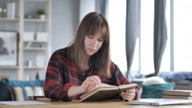 Yaratıcı İş Yeri 'nde Gündelik Genç Kız Okuma Kitabı