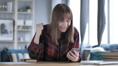 Genç kız tezahürat süre istimal Smartphone, mutluluk