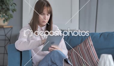 Genç kız kullanarak Tablet süre şokta