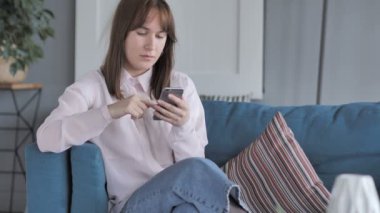 Smartphone kullanarak, evde Internet tarama genç kız