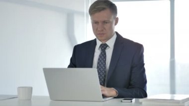 Öksürük, öksürük iş yerinde iş adamı