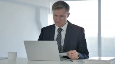 Başarılı Online Kredi kartı laptop ile alışveriş