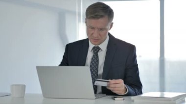 Online ödeme, kredi kartı laptop ile alışveriş başarısız