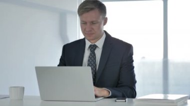 İşadamı bırakarak Office işten sonra