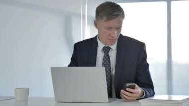 Online finansal ticaret için Smartphone kullanarak iş adamı