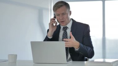 Kızgın işadamı sırasında bağırıyor konuşma, telefon görüşmesi