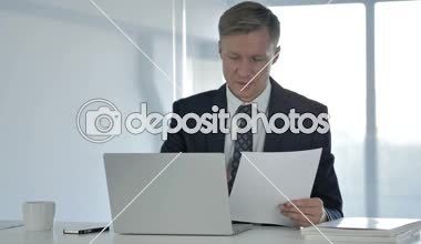 İşadamı kutluyor başarı süre okuma belgeleri Office