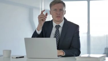 Kızgın işadamı Office, fotoğraf makinesi görünümünü bağırıyor