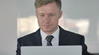 İşadamı kutluyor başarı dizüstü bilgisayarda çalışan, yakın çekim