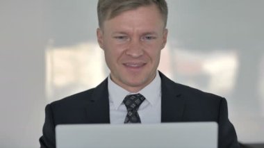 Online Video Chat iş işadamı tarafından yakın çekim