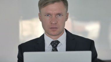 Kameraya bakarak huşu içinde merak şok işadamı