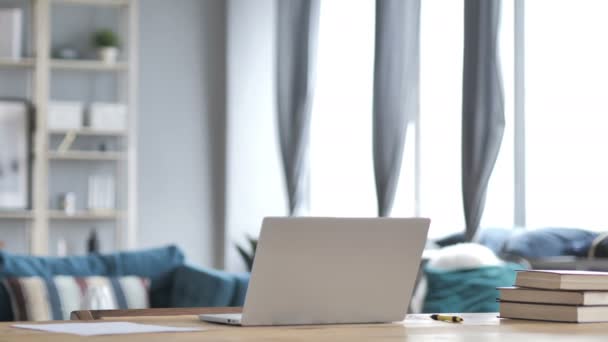 Casual Ragazza Venuta Lavoro Sul Computer Portatile — Video Stock