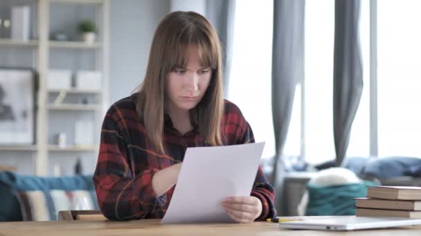 Chica Joven Casual Reaccionando Fracaso Después Leer Documentos Pérdida — Vídeos de Stock