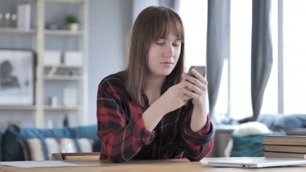Chica Joven Casual Usando Teléfono Para Mensajería Línea — Vídeo de stock
