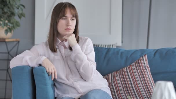 Penisve Dorywczo Dziewczynka Myśli Siedząc Kanapie — Wideo stockowe