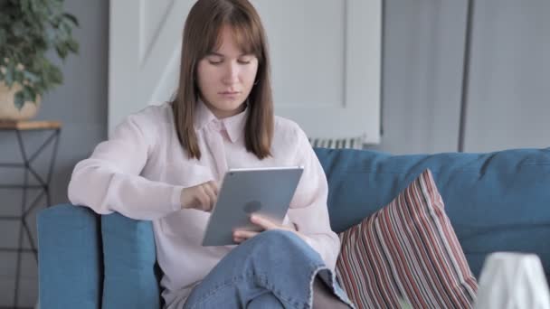 Chica Casual Usando Tableta Mientras Está Sentado Sofá — Vídeo de stock