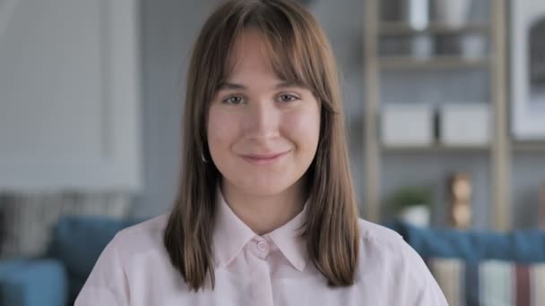 Retrato Chica Joven Ocasional Sacudiendo Cabeza Para Aceptar — Vídeos de Stock