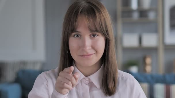 Portrait Jeune Fille Décontractée Pointant Vers Caméra — Video