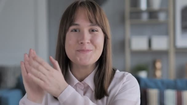 Retrato Applauding Bela Menina Casual Batendo Palmas — Vídeo de Stock