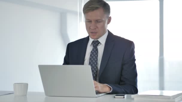 Biznesmen Ziewanie Podczas Pracy Laptopie — Wideo stockowe